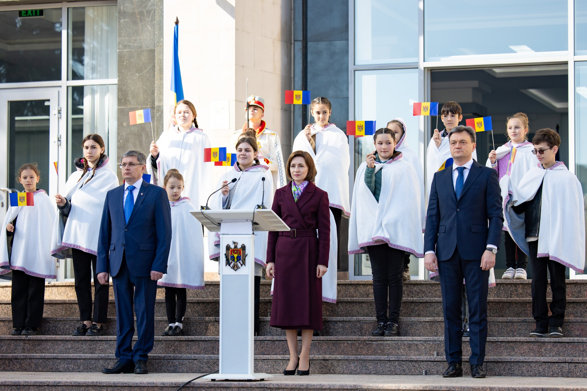 (VIDEO/FOTO) Onor la Tricolor! Ceremonie dedicată Zilei Drapelului Republicii Moldova la Guvern