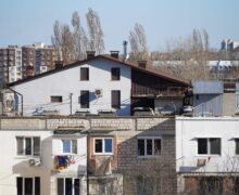 (VIDEO) O casă din Chișinău, construită pe acoperișul unui bloc de locuit. Reacția autorităților
