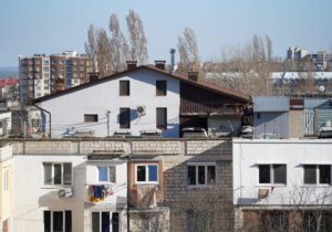 В Кишиневе на крыше многоэтажки построили дом. Что говорят в мэрии города?