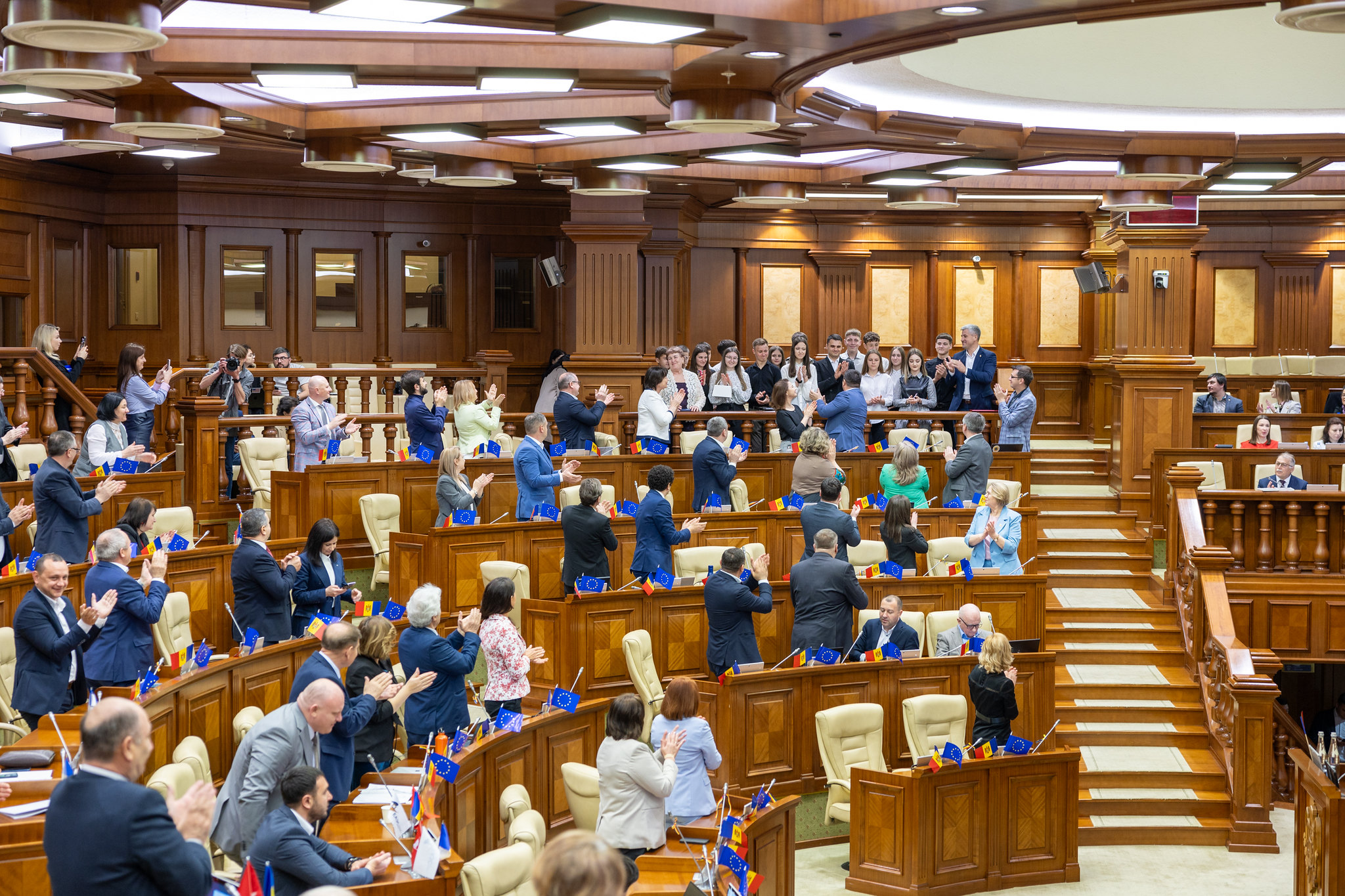 Aplauze la ședința Parlamentului: ansamblul „Hecenii”, prezent în plenul legislativului. Grosu: sunteți un model de curaj