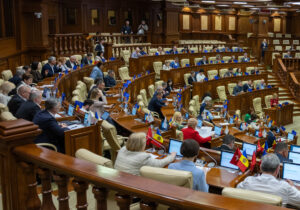 (ВИДЕО) Миллионеры и должники в парламенте. Сколько молдавские депутаты заработали в 2023 году