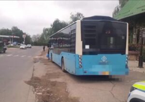 VIDEO Un șofer de autobuz de pe ruta Chișinău-Cruzești, prins beat la volan. Poliția: „Efectua manevre periculoase în trafic”