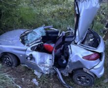 Accident mortal la Hîncești: o fată de 19 ani a decedat după ce a ajuns cu mașina într-un copac
