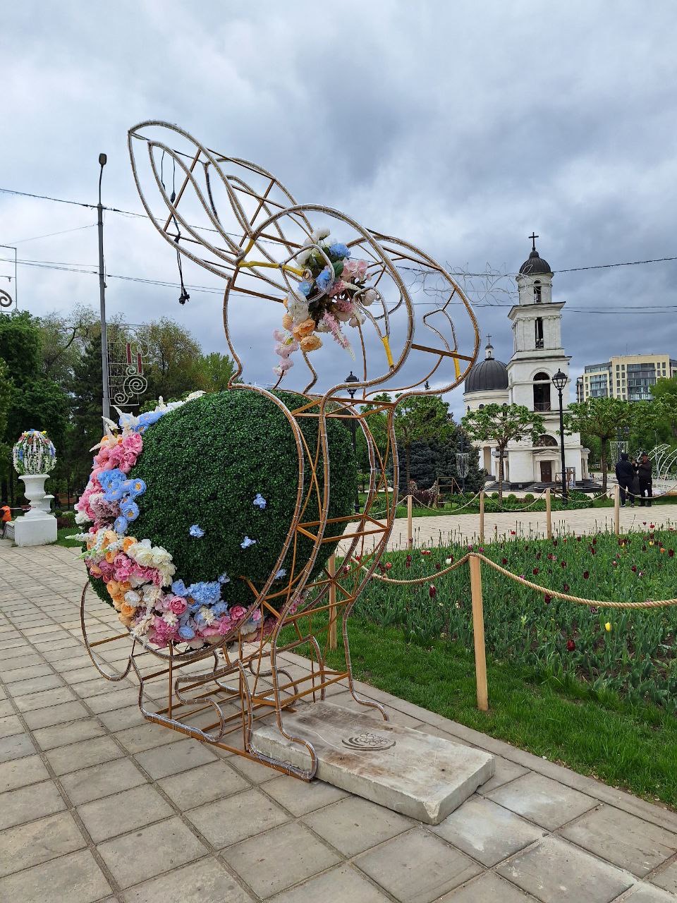 FOTO Chișinăul, în pregătiri pentru sărbătorile pascale: au fost instalate decorațiuni 