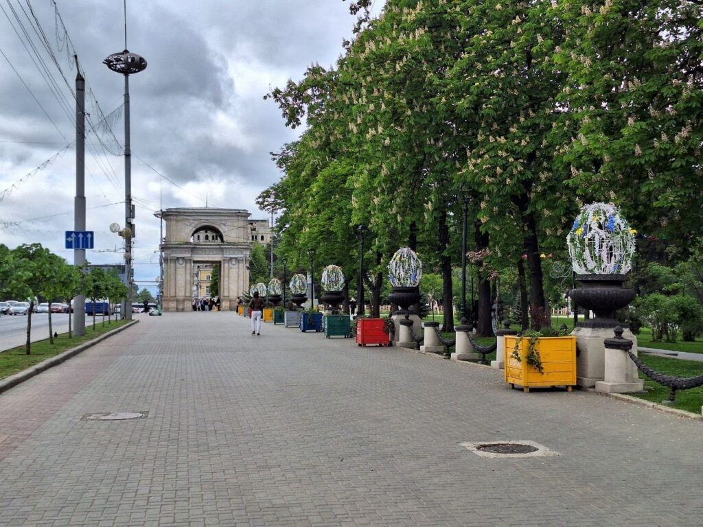 (ФОТО) Кишинев начали украшать к Пасхе. Мэрия обещает праздничное освещение