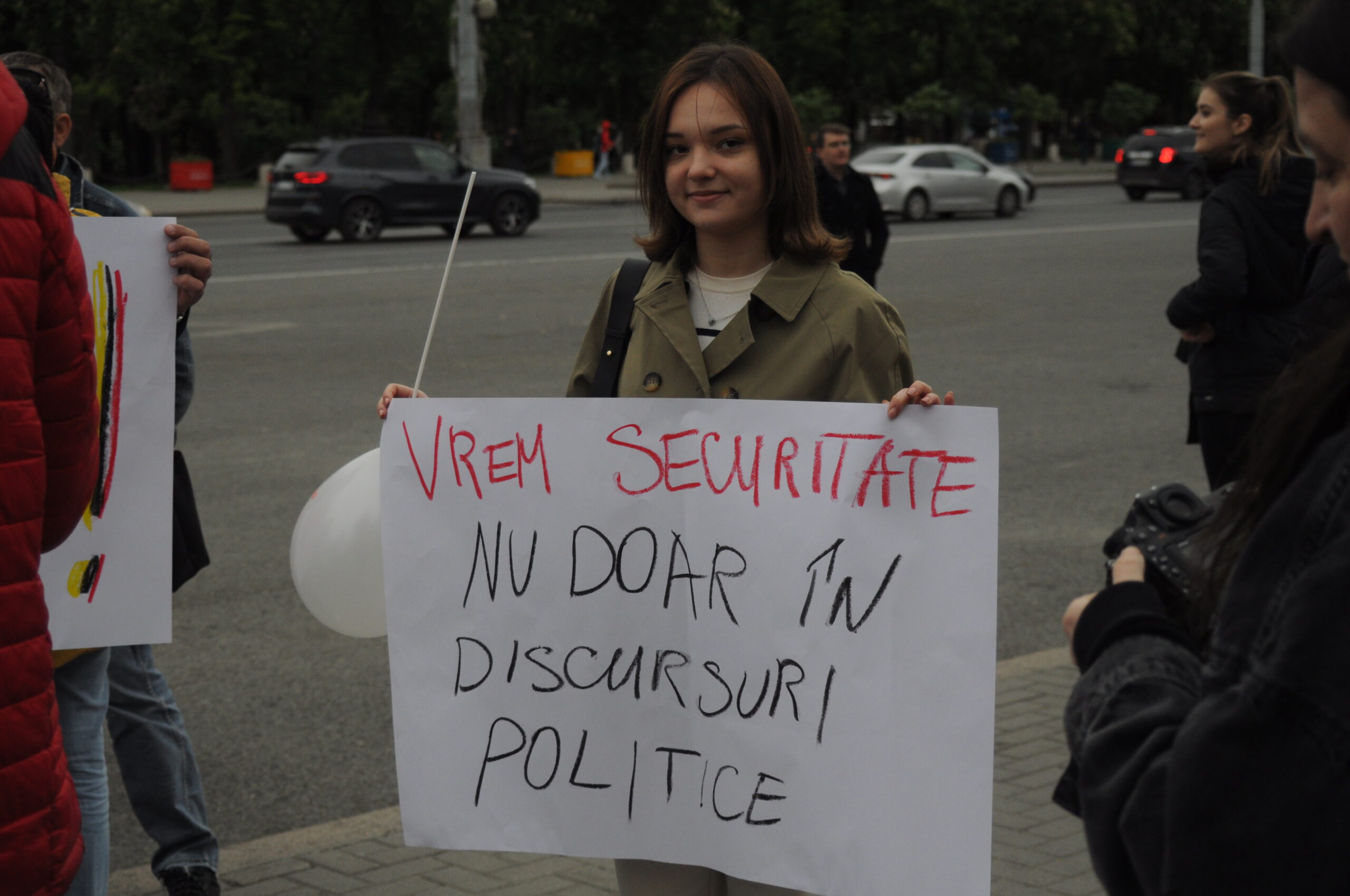 FOTO „Craniu crăpat de lovituri”. Manifestație, la Chișinău, în sprijinul tinerei însărcinate găsită moartă