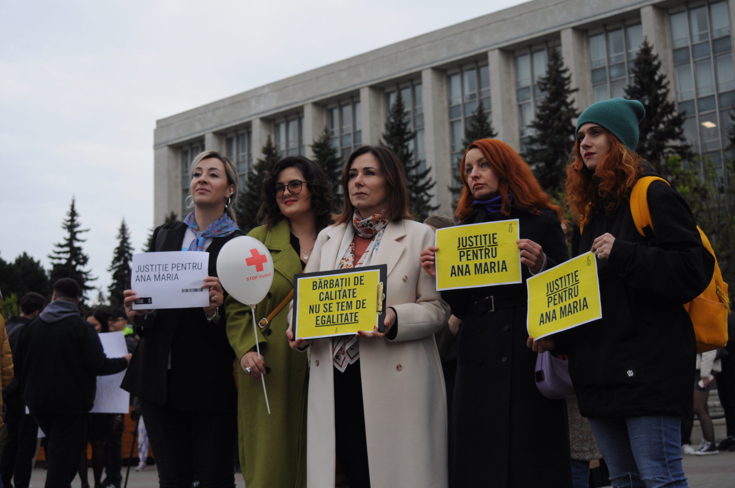 FOTO „Craniu crăpat de lovituri”. Manifestație, la Chișinău, în sprijinul tinerei însărcinate găsită moartă