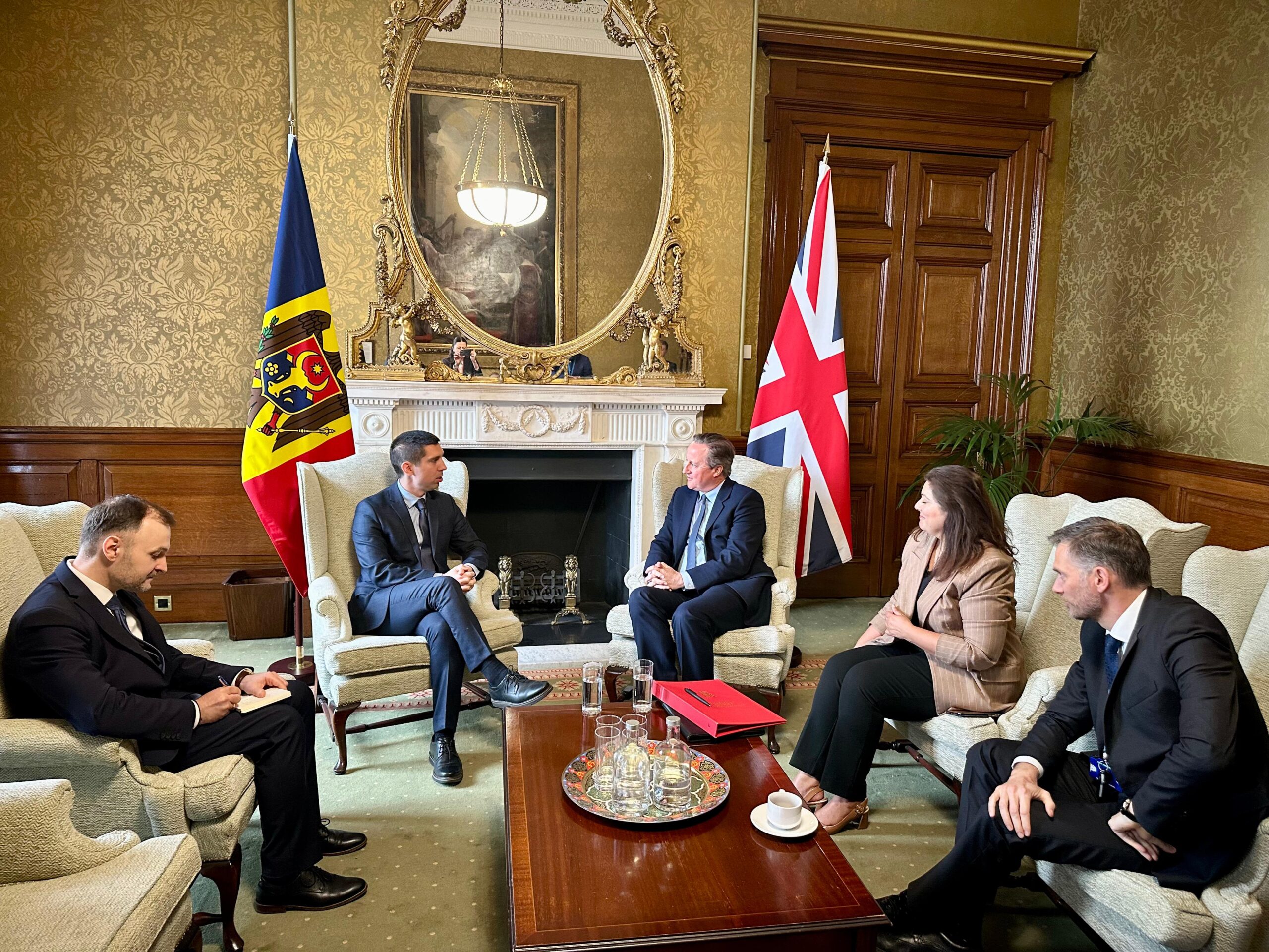 Mihai Popșoi, întâlnire cu omologul britanic la Londra. Cameron: „Vom fi întotdeauna alături de Moldova”