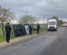 (ВИДЕО) В Каушанском районе автобус столкнулся с автомобилем. Один человек погиб, 16 — пострадали