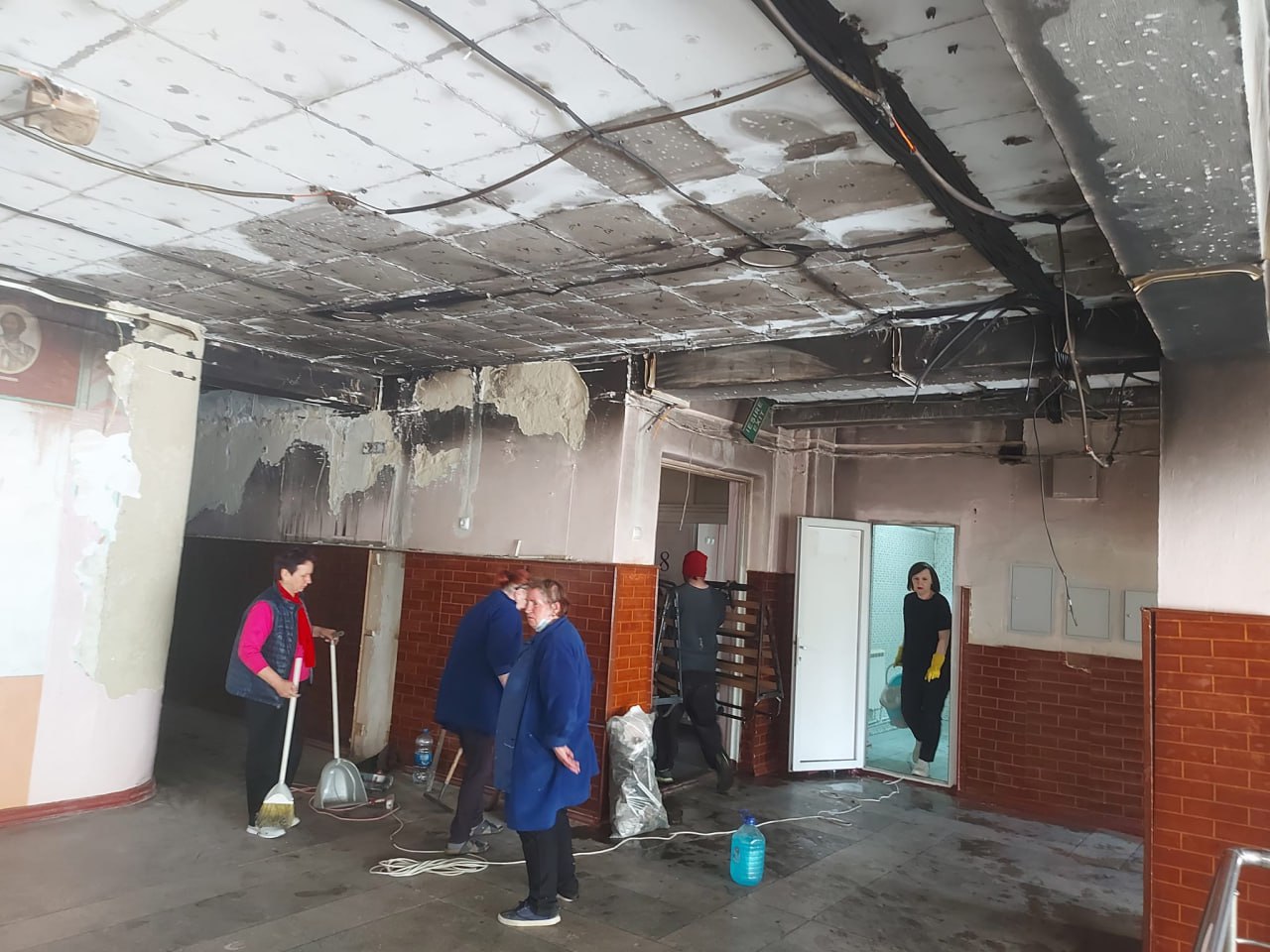 FOTO de la liceul „Liviu Deleanu” din Chișinău, unde a avut loc un incendiu: elevii vor învăța online și luni