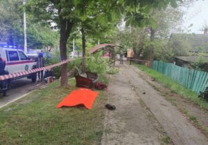 (ВИДЕО) В Бендерах автомобиль въехал в остановку, где стояли люди. Есть погибший и пострадавшие