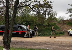 (ВИДЕО) В Кишиневе на Ботанике полицейские проводят спецоперацию. В полиции призвали граждан сохранять спокойствие