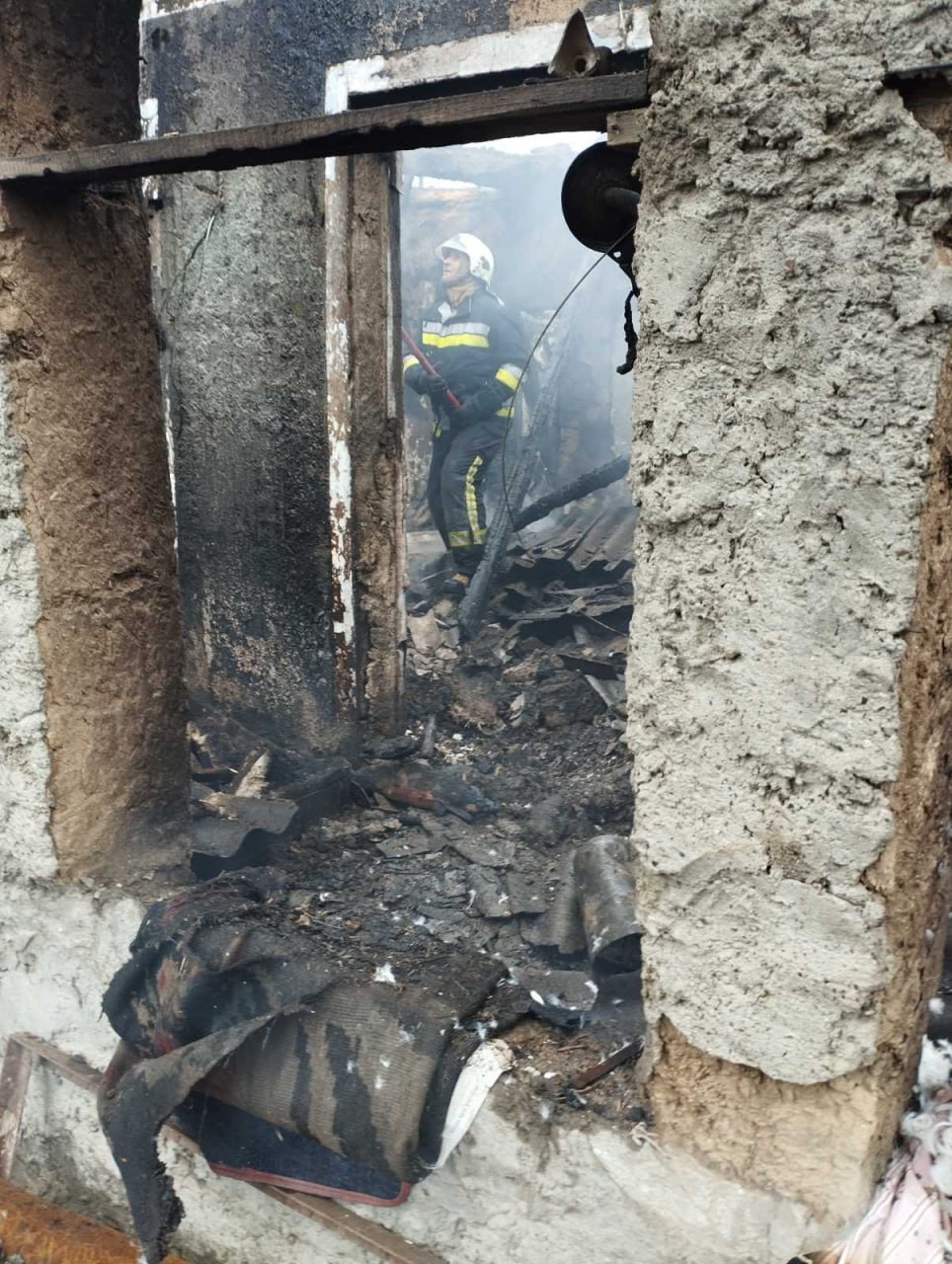 (ФОТО) В Единецком районе при пожаре в частном доме взорвался газовый баллон