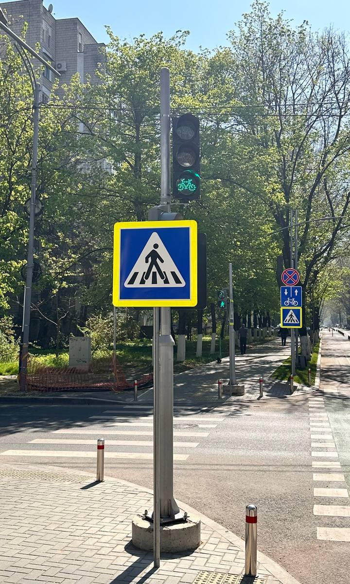 (ФОТО) В центре Кишинева установили светофоры для велосипедистов