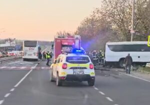 (ФОТО, ВИДЕО) В Криулянском районе грузовик столкнулся с микроавтобусом. Пострадали 16 человек (UPD)