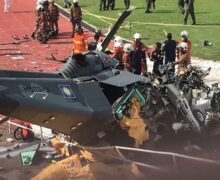 (ВИДЕО) В Малайзии два военных вертолета столкнулись в воздухе во время репетиции парада. Погибли 10 человек