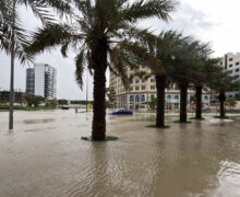 (ВИДЕО) В Дубае сильнейший ливень затопил один из крупнейших торговых центров мира, улицы и аэропорт