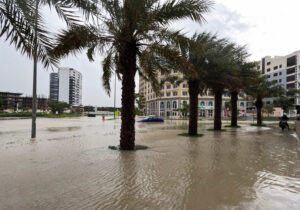 VIDEO Ploi abundente în Dubai: clădiri și străzi inundate, vehicule blocate pe șosele 