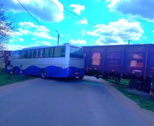 Autobuz plin cu pasageri, de pe ruta Bălți-Pârlița, lovit de tren la Florești