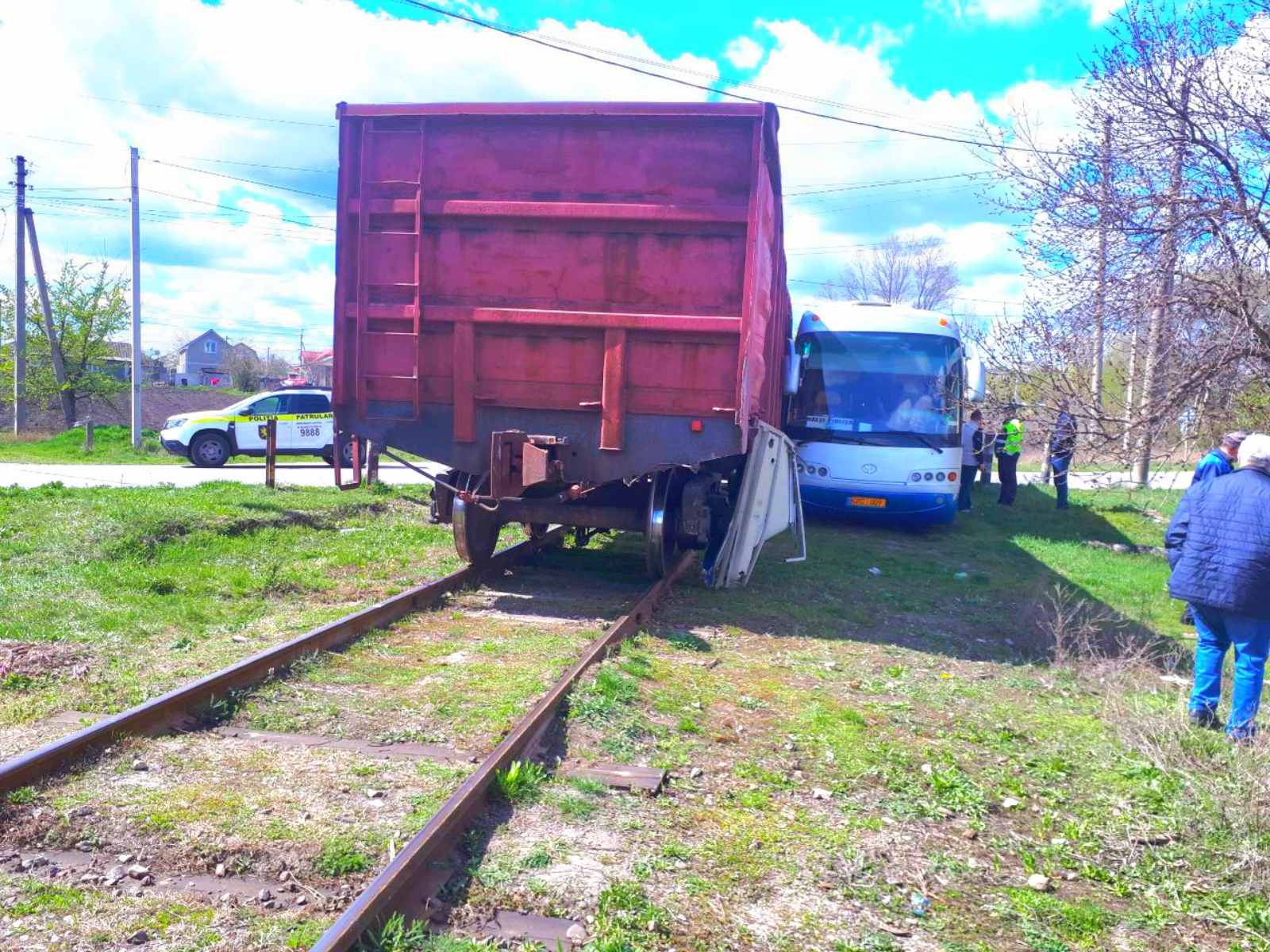(ФОТО) В Фалештском районе грузовой поезд врезался в автобус с пассажирами