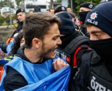 (ВИДЕО) Полиция применила слезоточивый газ против участников первомайской акции в Стамбуле