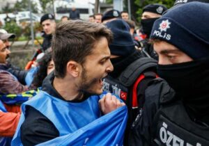 (ВИДЕО) Полиция применила слезоточивый газ против участников первомайской акции в Стамбуле
