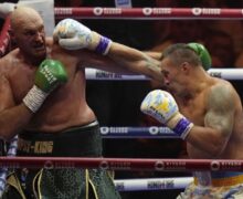 (ВИДЕО) Боксер из Украины Усик стал абсолютным чемпионом мира в сверхтяжелом весе. Его соперник Фьюри считает, что на мнение жюри могла повлиять война в Украине