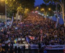 В столице Грузии продолжаются протесты. Скандальный закон об иноагентах могут принять в понедельник
