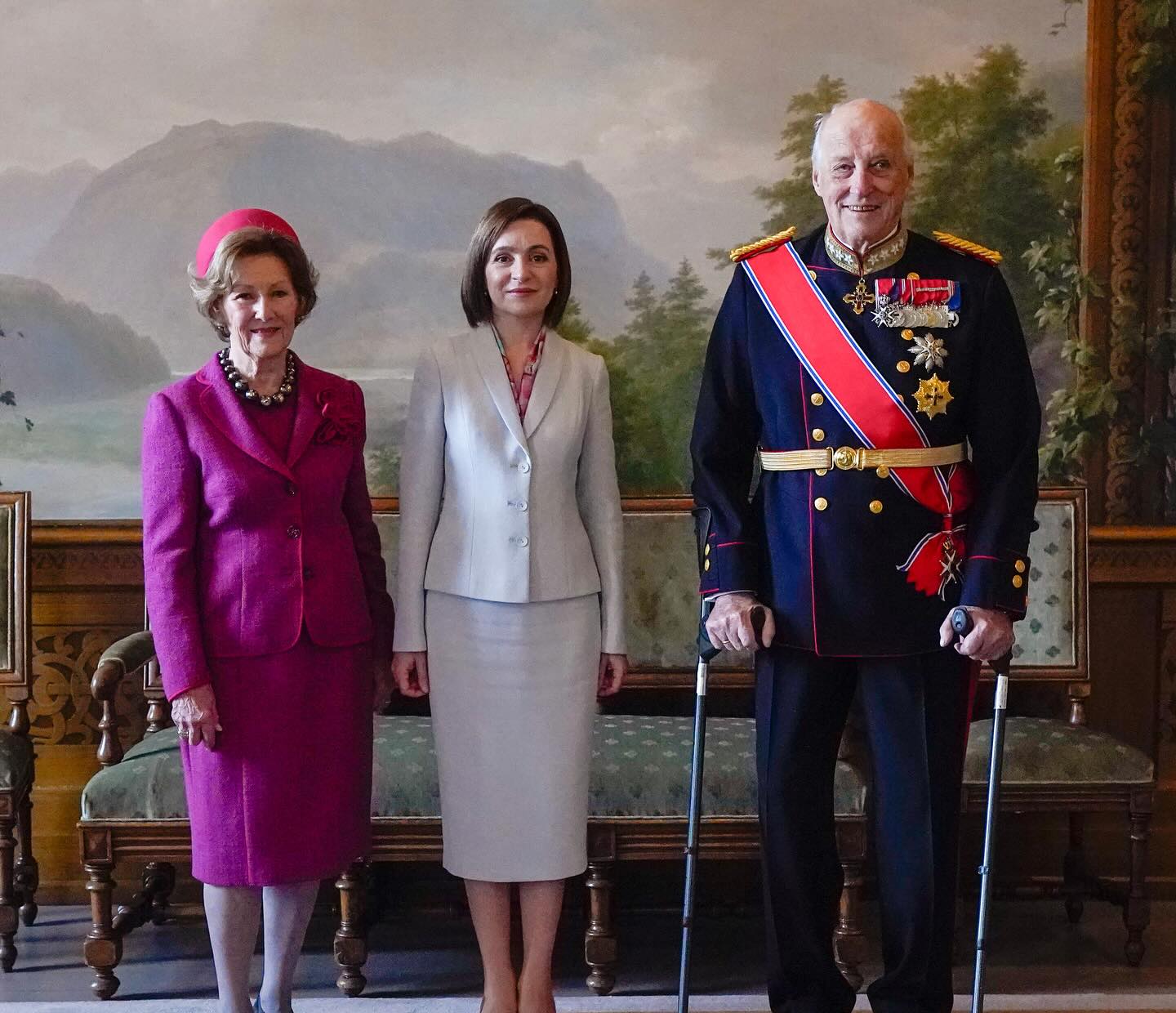 Vizita Maiei Sandu în Norvegia a început. Șefa statului - întâmpinată cu onoruri militare de rege și regină