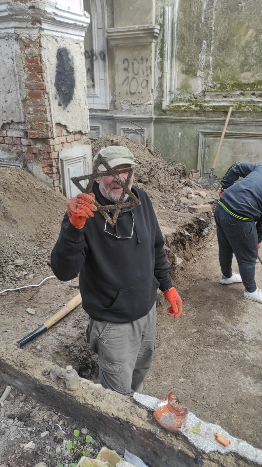 (ФОТО) Археологи проводят раскопки в ритуальном зале еврейского кладбища в Кишиневе