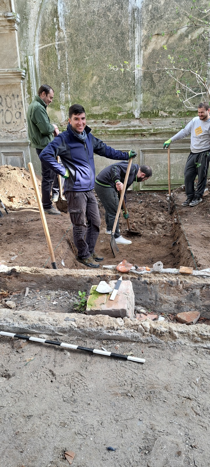 (ФОТО) Археологи проводят раскопки в ритуальном зале еврейского кладбища в Кишиневе