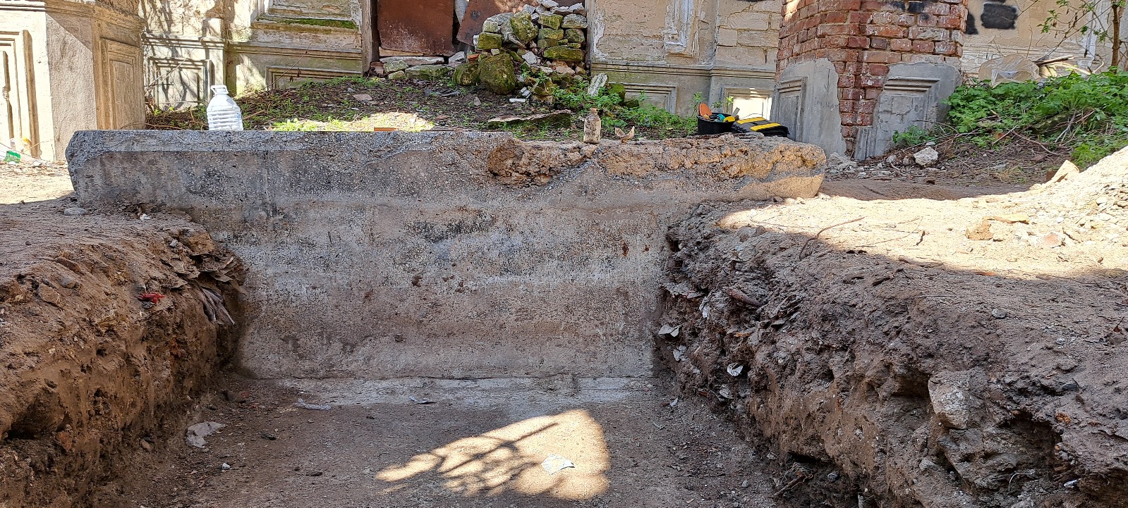 (ФОТО) Археологи проводят раскопки в ритуальном зале еврейского кладбища в Кишиневе