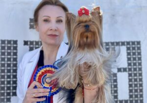 (ВИДЕО) Собака из Молдовы завоевала титул чемпионки Румынии. «Косметика Фифы занимает больше места, чем вся косметика нашей семьи»