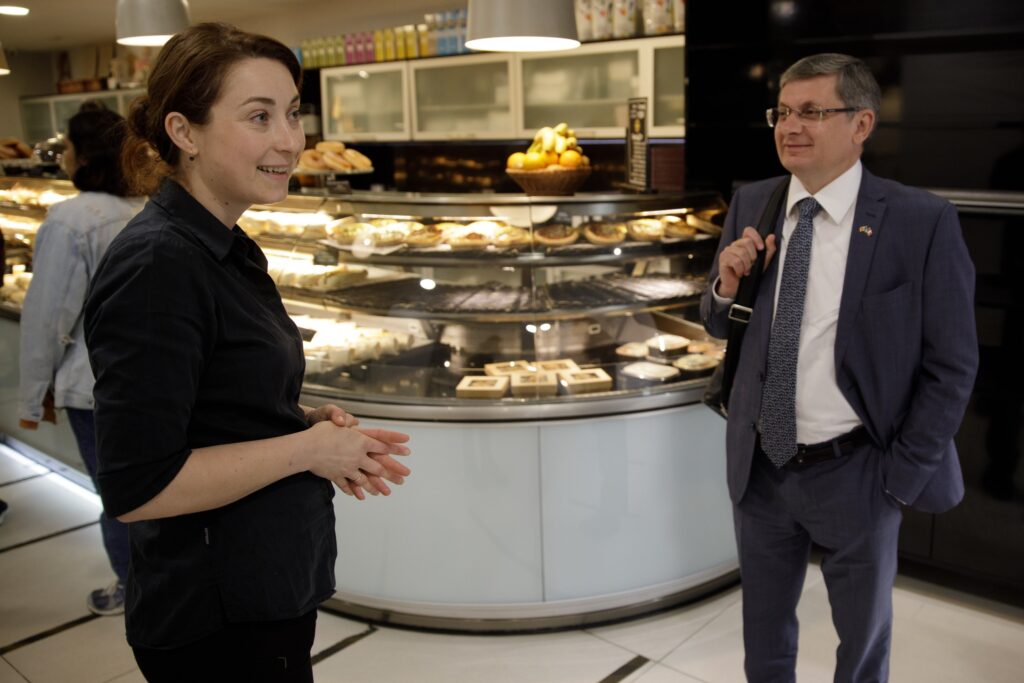 (ФОТО) Гросу встретился в Париже с владельцами пекарни из Молдовы. «Наши молдаване — смелые и трудолюбивые»