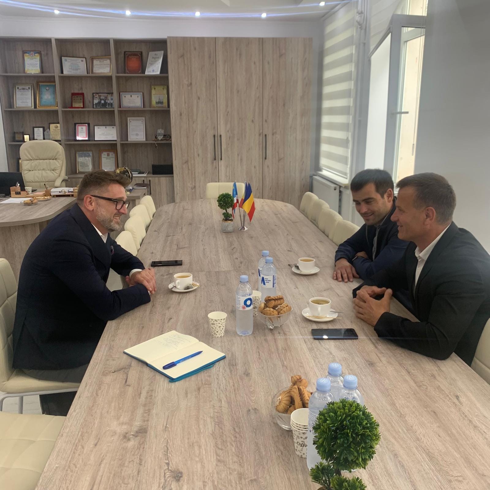 Ambasadorul României a fost întâmpinat cu pâine și sare și port național românesc în Găgăuzia (FOTO)