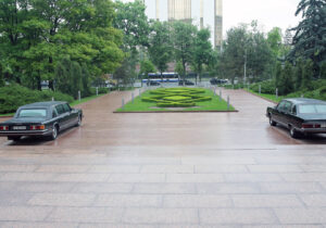 В центре Кишинева у здания парламента проходит выставка ретро-автомобилей