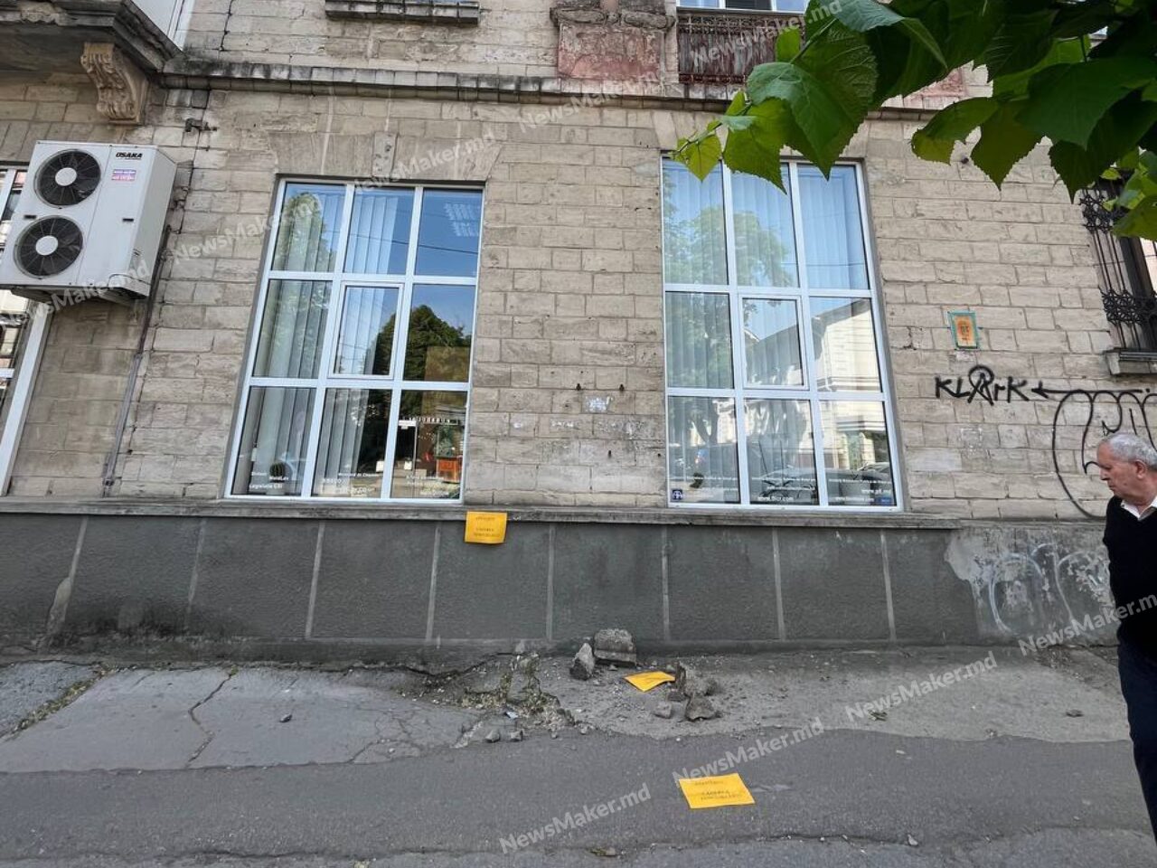 Tencuiala unei clădiri din centrul Chișinăului se prăbușește. Trecătorii, avertizați prin foi lipite cu bandă adezivă de trotuar FOTO
