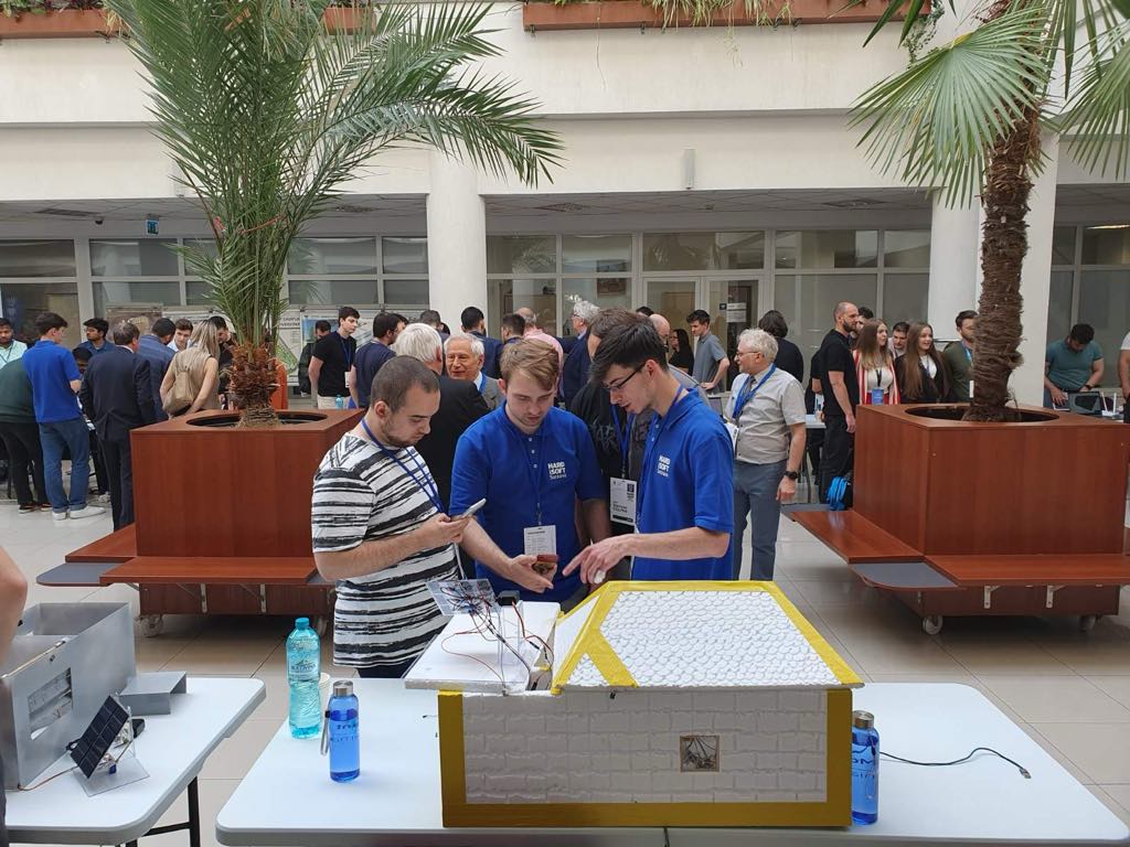 Patru studenți din Moldova au obținut locul I la un concurs internațional: au construit macheta unei case inteligente FOTO