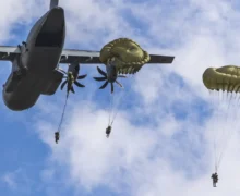 Peste 200 de militari moldoveni și americani vor sări cu parașutele din două aeronave militare la Florești și Fălești