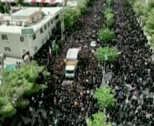 (VIDEO) Ultima zi de funeralii prezidențiale în Iran. Sute de mii de oameni și lideri din 68 de țări participă la înmormântare