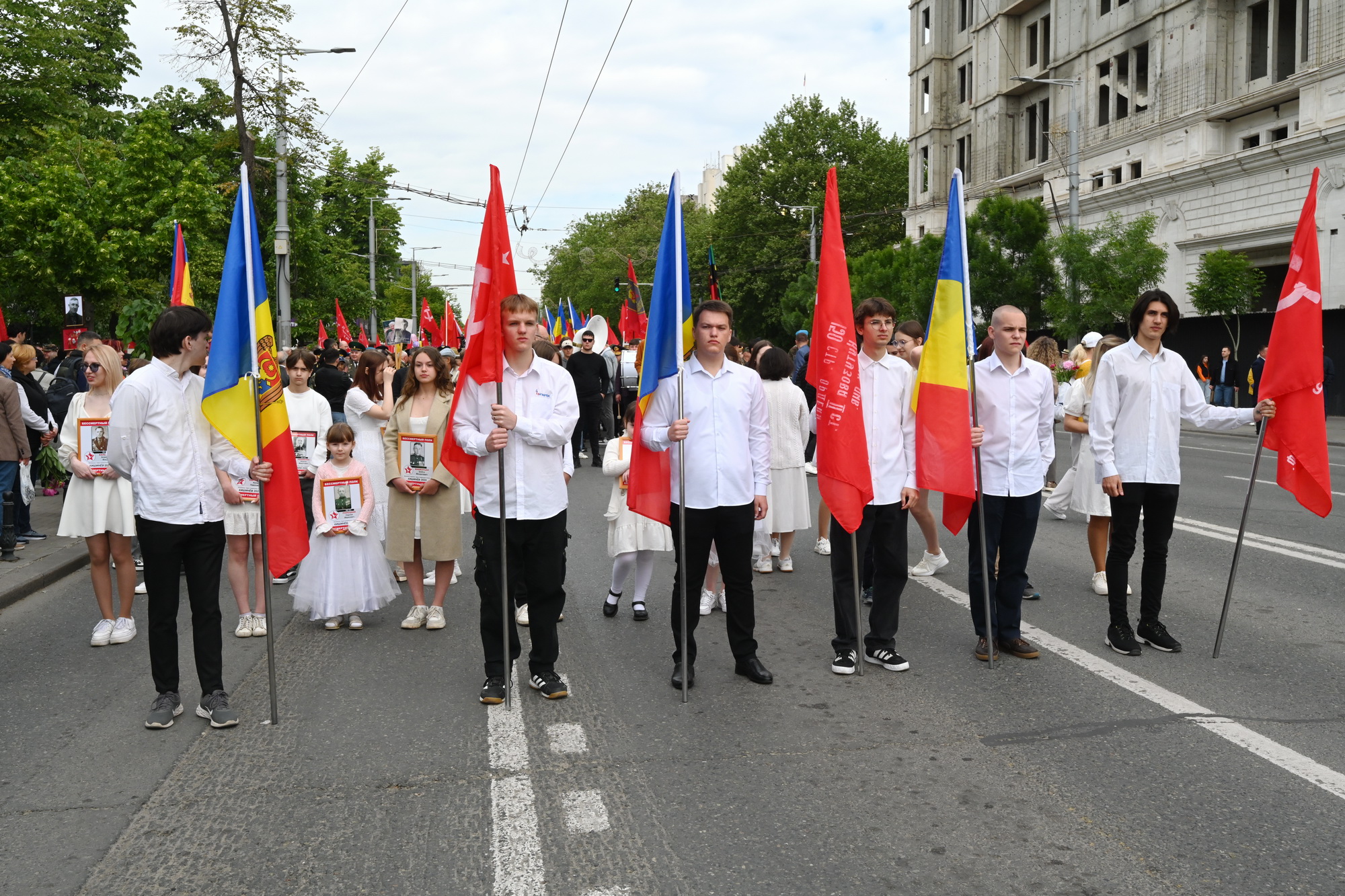 Fotoreportaj de 9 mai: Stalin, flori, panglici, tricouri cu inscripția „Rusia”. Cum a fost la „Marșul Victoriei” 