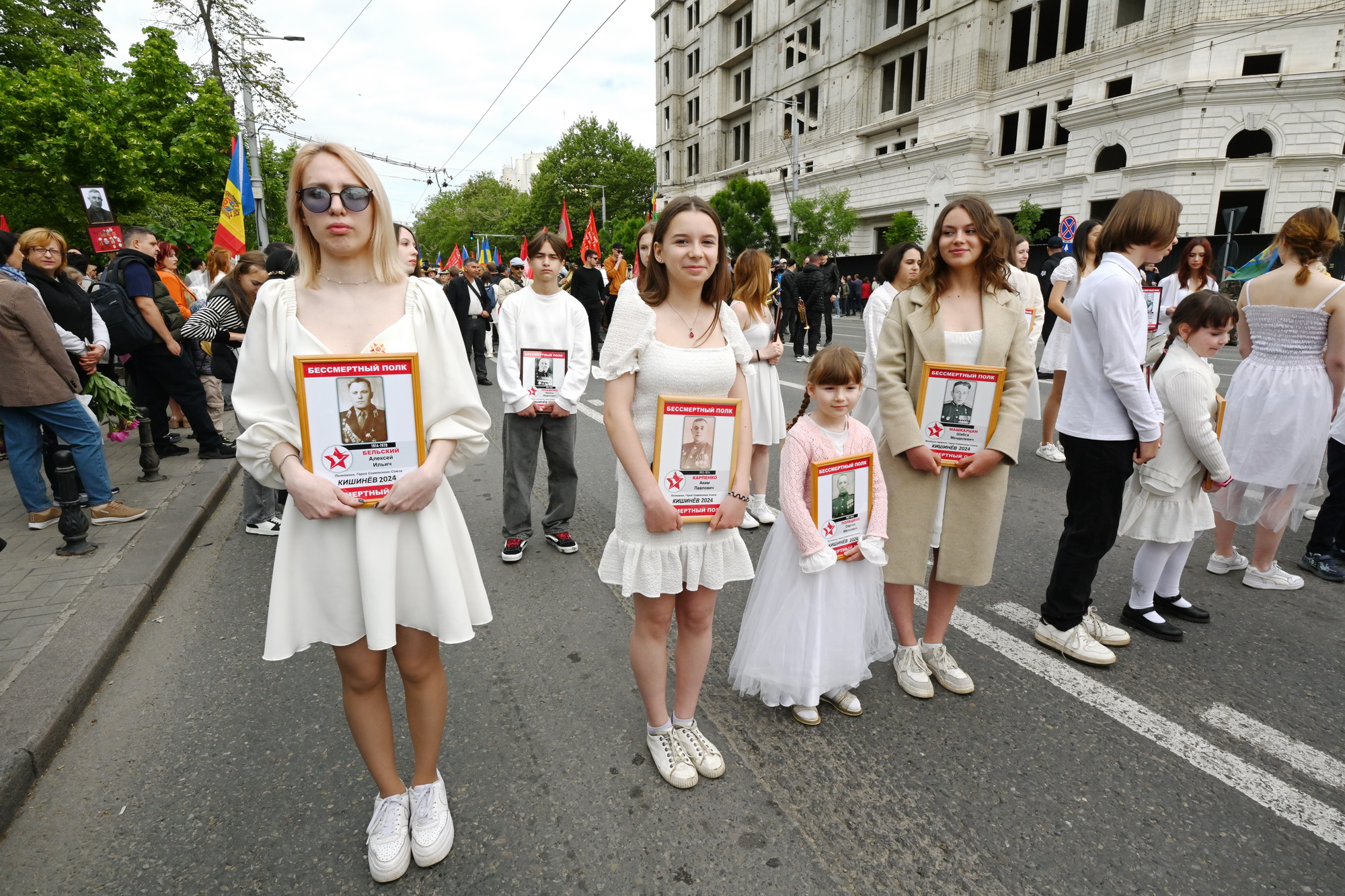 Fotoreportaj de 9 mai: Stalin, flori, panglici, tricouri cu inscripția „Rusia”. Cum a fost la „Marșul Victoriei” 