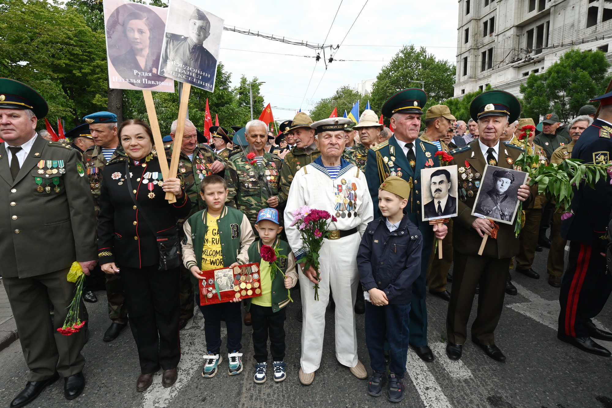 Fotoreportaj de 9 mai: Stalin, flori, panglici, tricouri cu inscripția „Rusia”. Cum a fost la „Marșul Victoriei” 