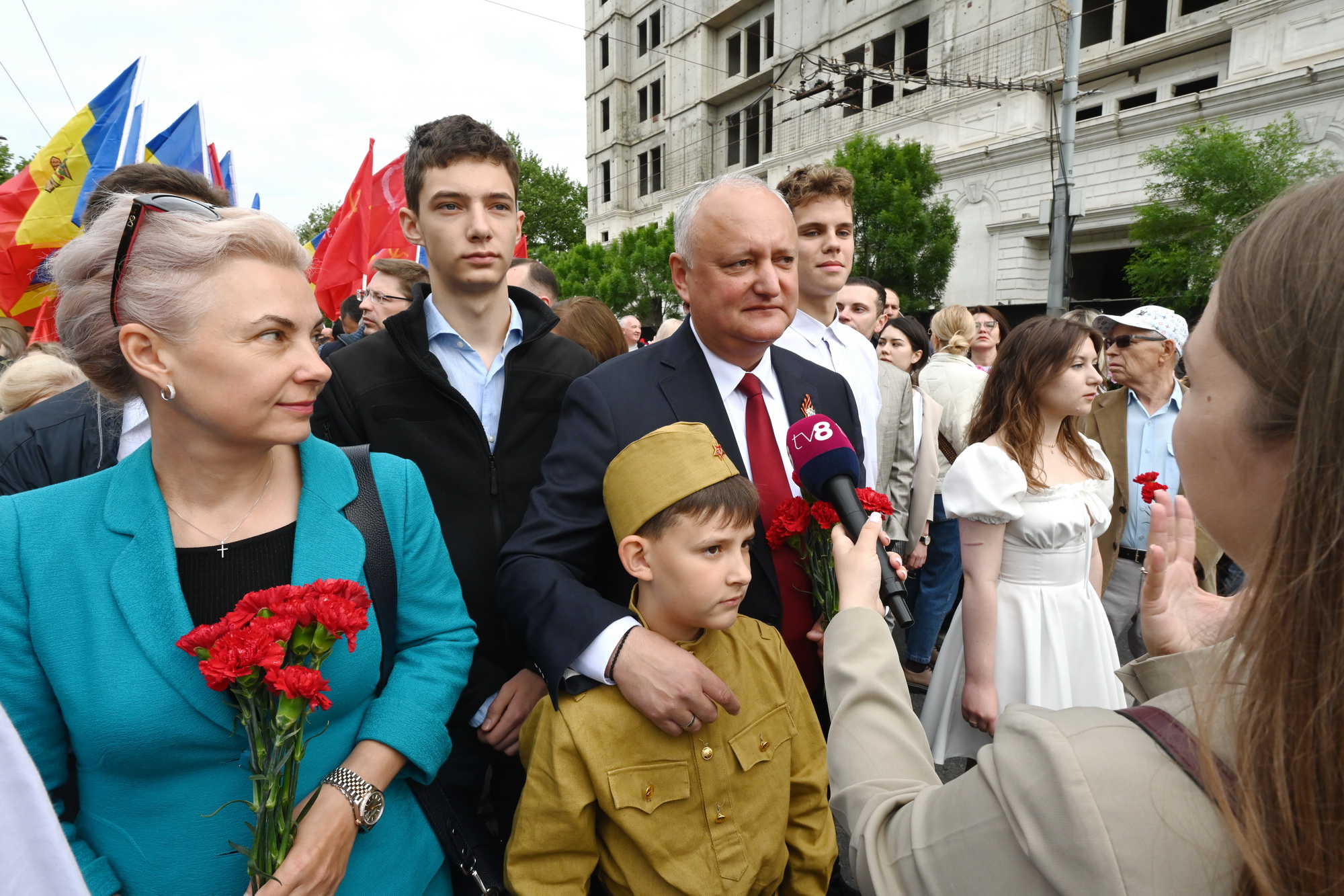 Fotoreportaj de 9 mai: Stalin, flori, panglici, tricouri cu inscripția „Rusia”. Cum a fost la „Marșul Victoriei” 