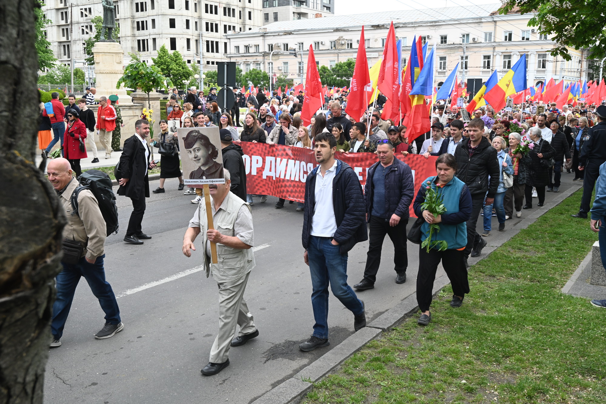 (ФОТОРЕПОРТАЖ) 9 мая в Молдове. Как в Кишиневе прошел «Марш Победы»