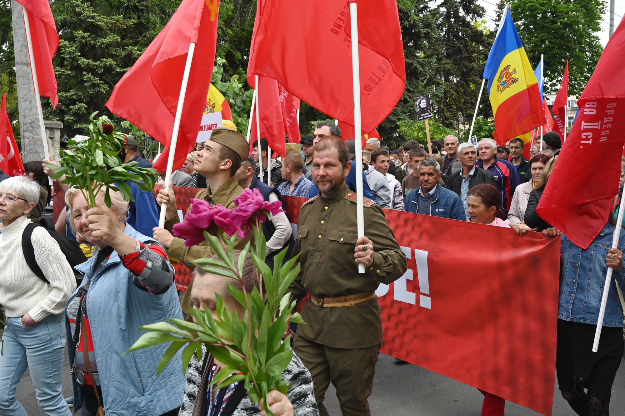 Fotoreportaj de 9 mai: Stalin, flori, panglici, tricouri cu inscripția „Rusia”. Cum a fost la „Marșul Victoriei” 