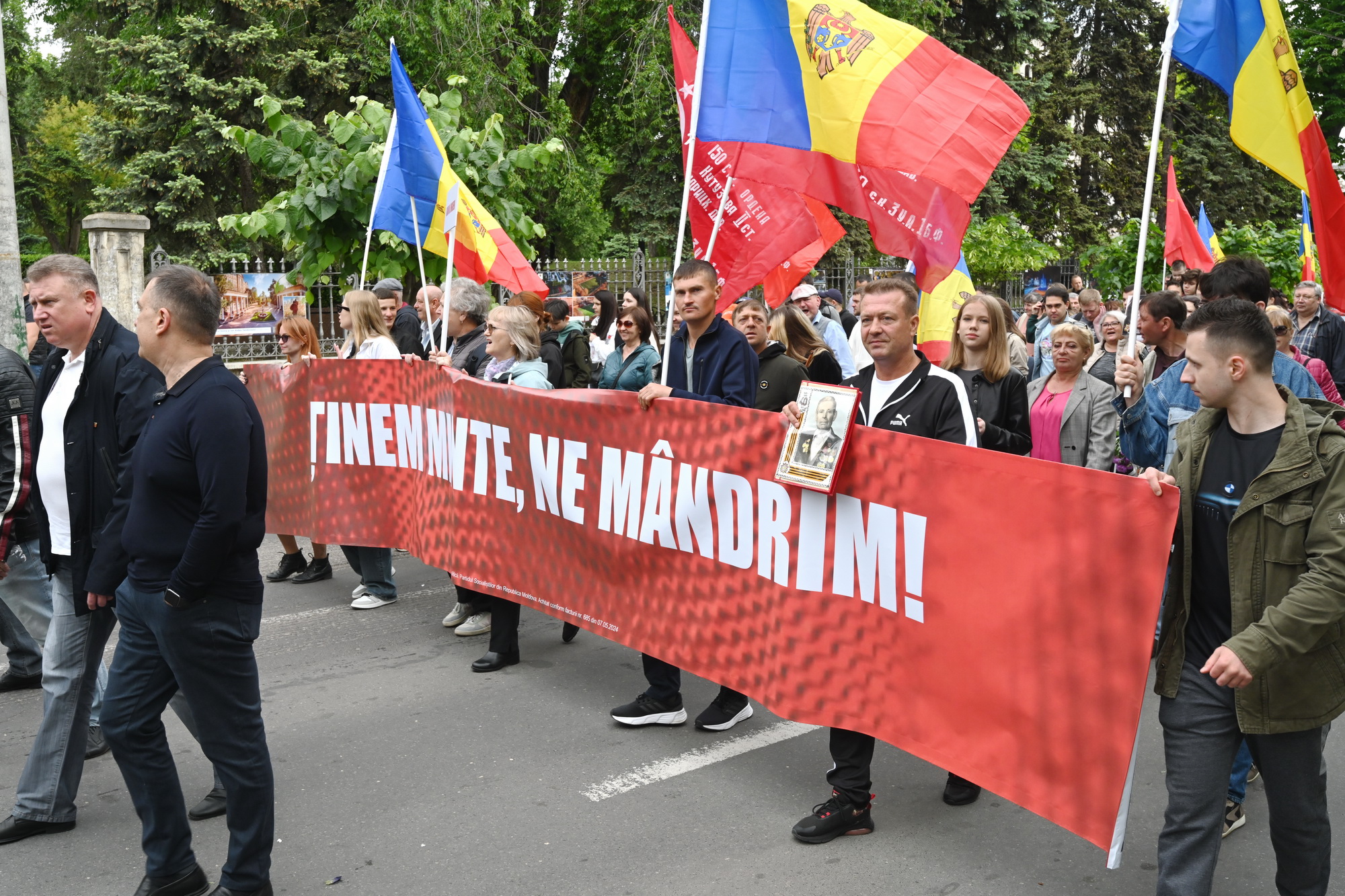 (ФОТОРЕПОРТАЖ) 9 мая в Молдове. Как в Кишиневе прошел «Марш Победы»