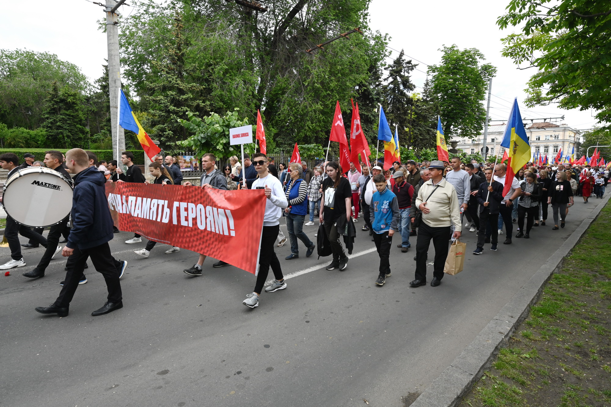 Fotoreportaj de 9 mai: Stalin, flori, panglici, tricouri cu inscripția „Rusia”. Cum a fost la „Marșul Victoriei” 