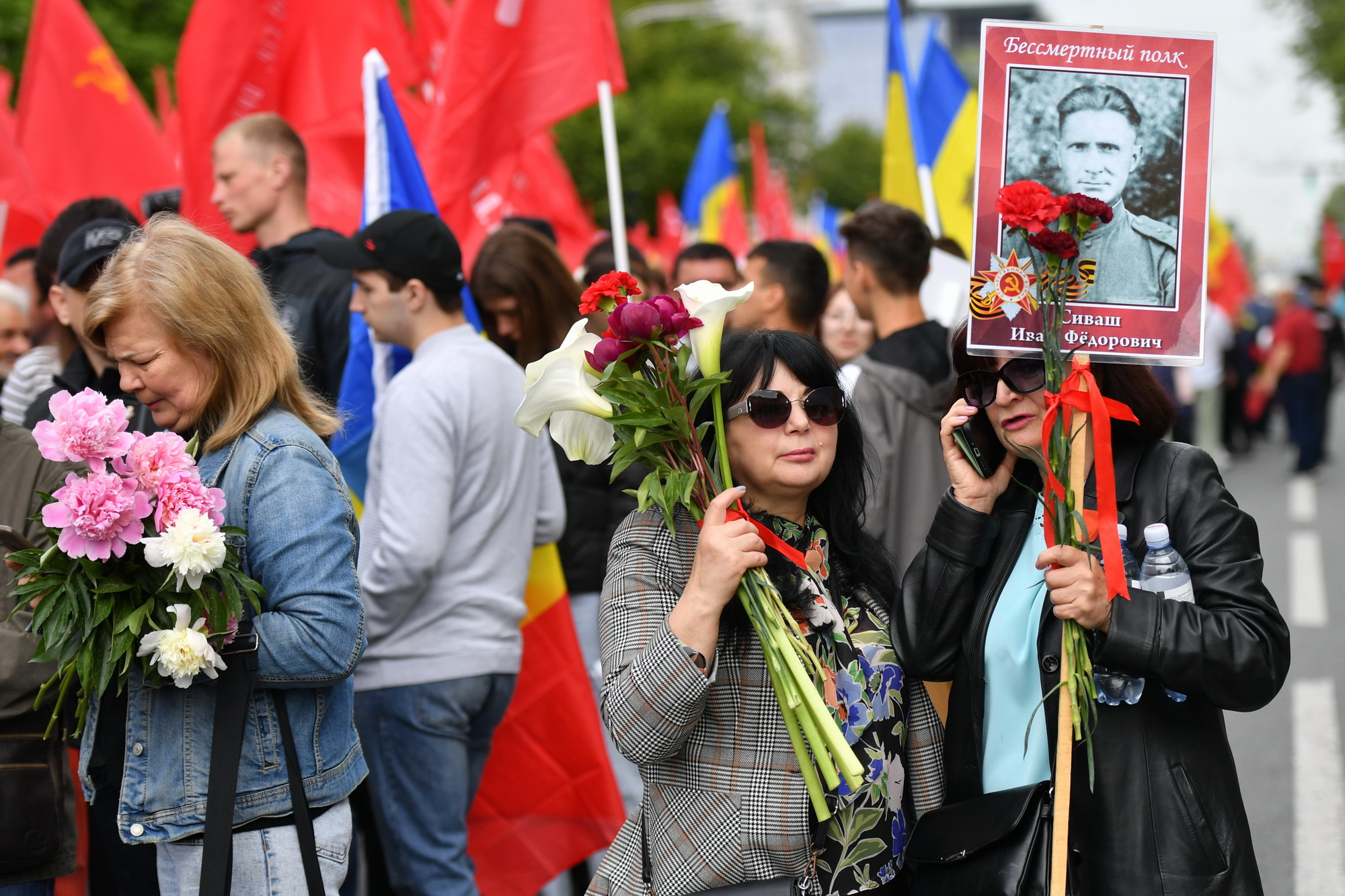 Fotoreportaj de 9 mai: Stalin, flori, panglici, tricouri cu inscripția „Rusia”. Cum a fost la „Marșul Victoriei” 