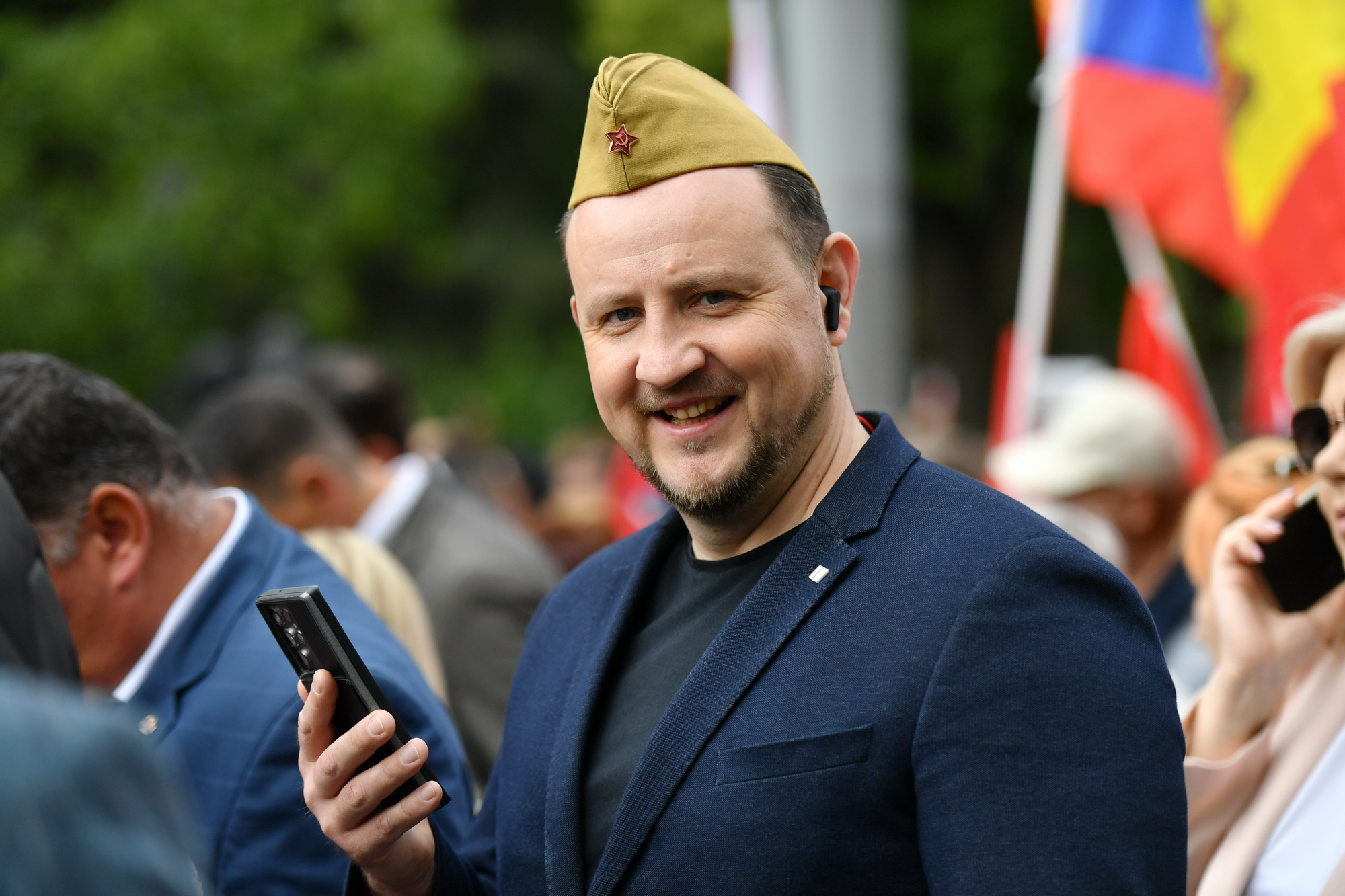 Fotoreportaj de 9 mai: Stalin, flori, panglici, tricouri cu inscripția „Rusia”. Cum a fost la „Marșul Victoriei” 